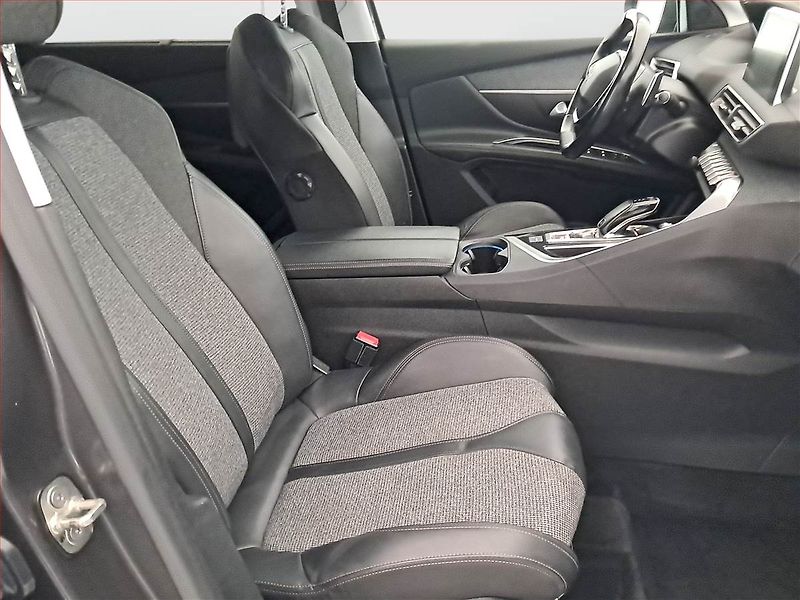 Peugeot 5008 (2019) 1.5 BlueHDi, Automat, 7 míst - fotka 9 z 20
