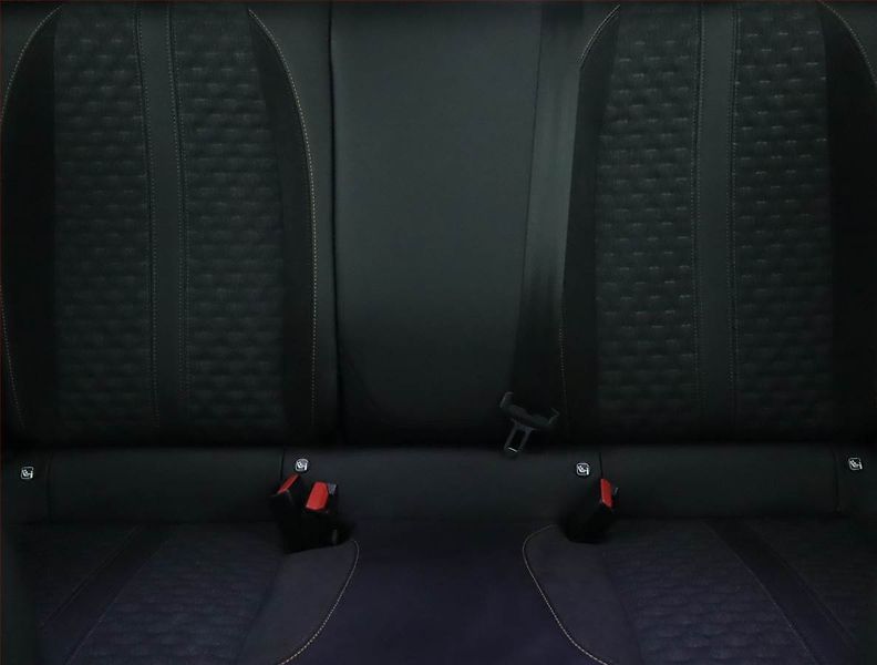 Peugeot 2008 (2022) 50 kWh, SoH 92% - fotka 10 z 19