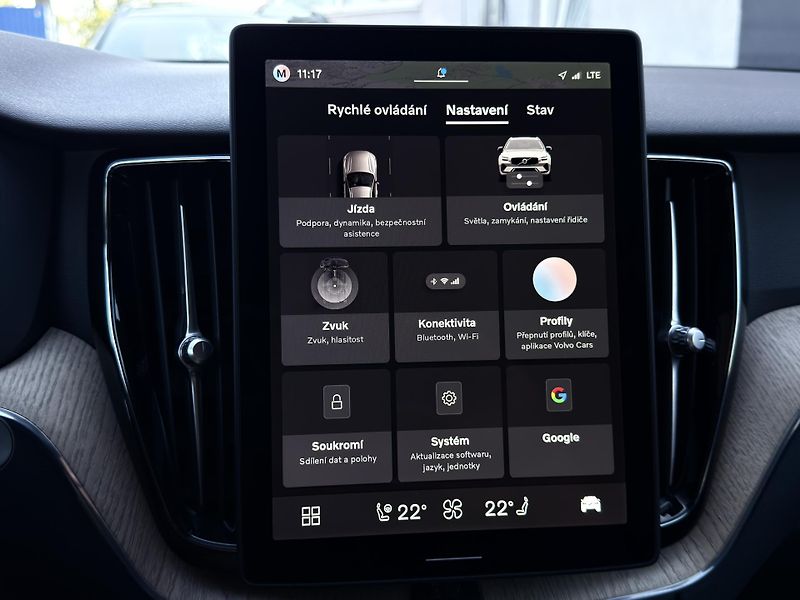 Volvo XC60 B5 AWD PLUS DARK // REZERVACE  - fotka 32 z 44