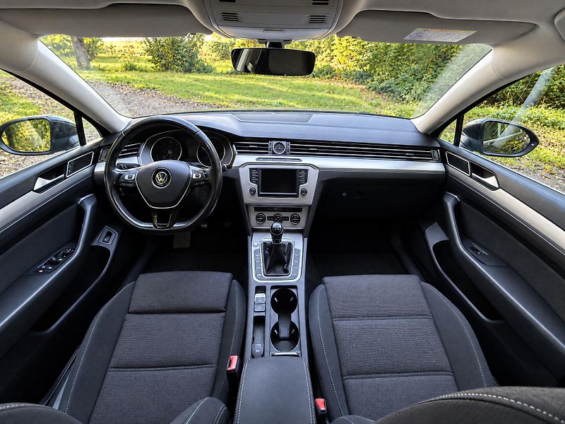 Volkswagen Passat 2,0 TDI 110kW Comfortline Navi - fotka 32 z 41