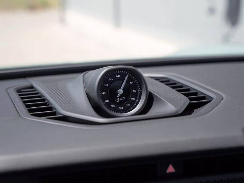 Porsche Cayenne Electric Pano HuD Venti HD-Mat - fotka 21 z 23