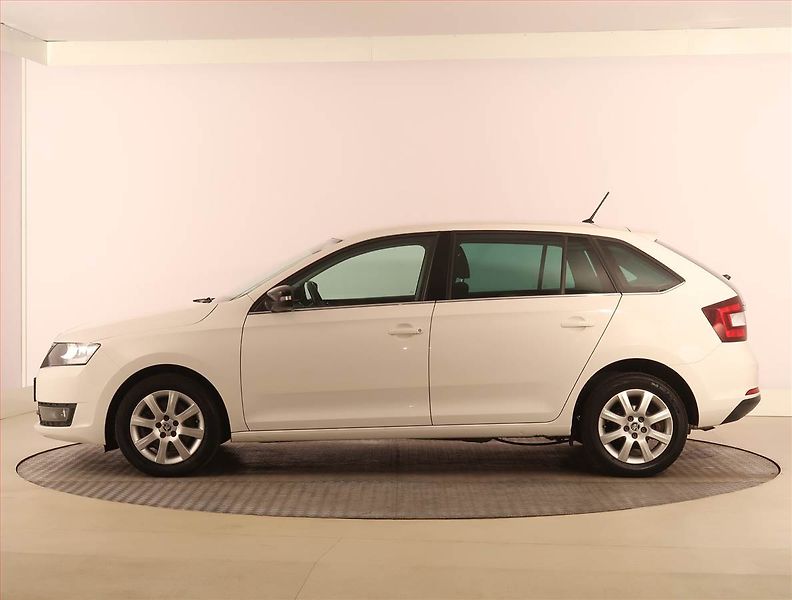 Škoda Rapid (2017) Spaceback 1.2 TSI, Xenony - fotka 3 z 20