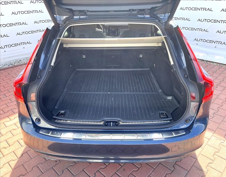 Volvo V90 2,0 i,145kW,MHEV core,STK 4/28 - fotka 7 z 19