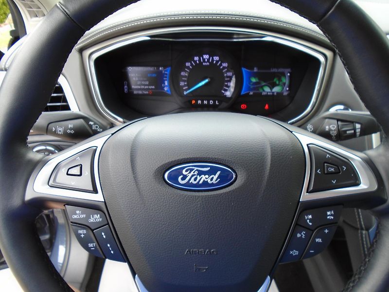 Ford Mondeo 2.0HYBRID 187PS VIGNALE ecvT - fotka 19 z 41