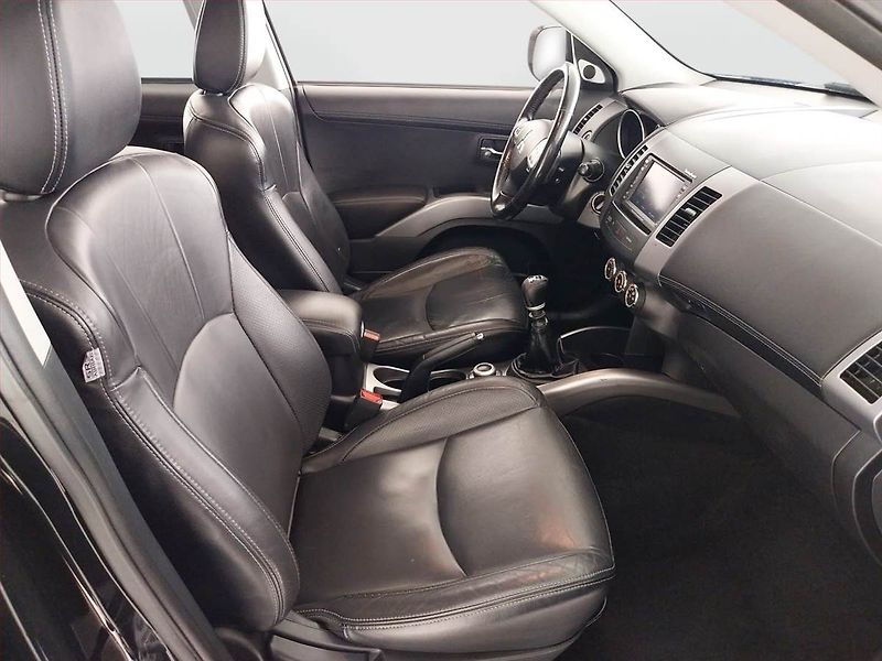 Mitsubishi Outlander (2011) 2.2 DI-D, 4X4, 7 míst - fotka 9 z 27