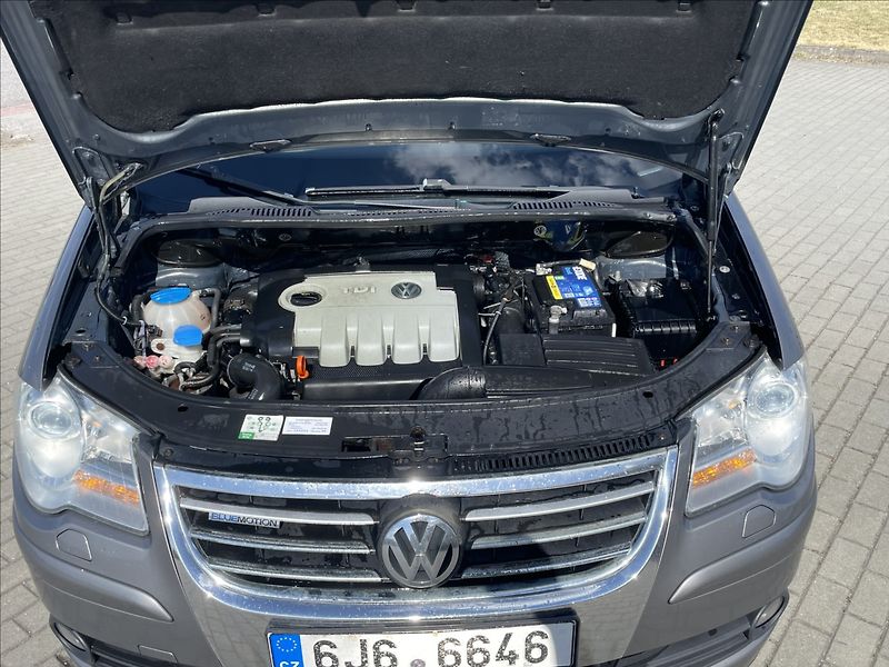 Volkswagen Touran 1,9 TDi 77kw 6rychlostí Klimat - fotka 25 z 35