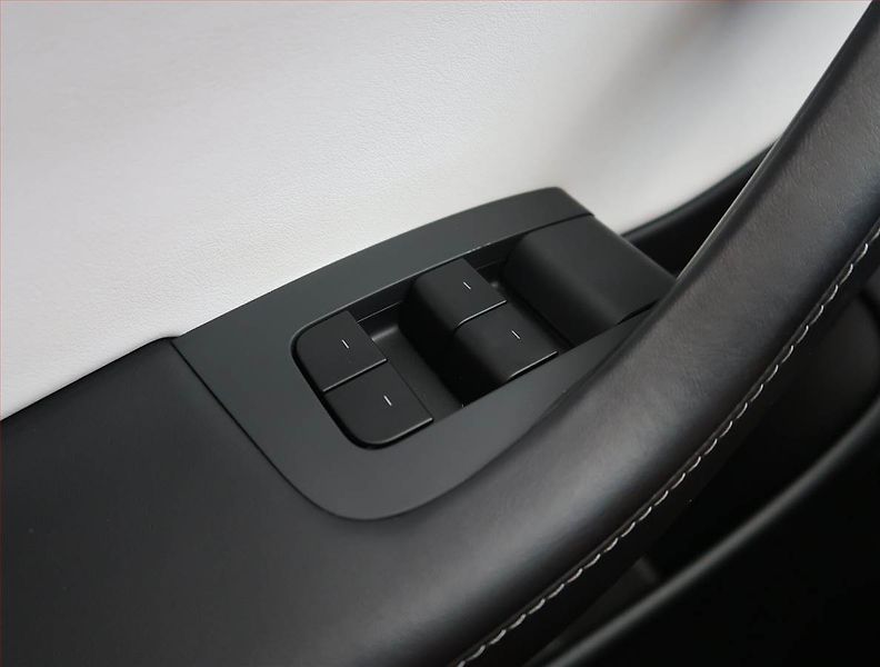 Tesla Model 3 (2021) Std Range Plus 55kWh, SoH 85% - fotka 21 z 32