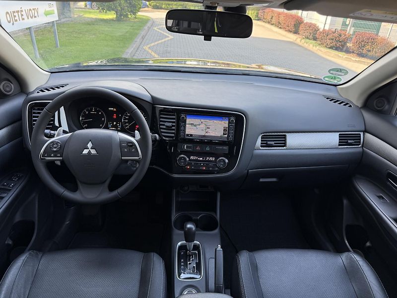 Mitsubishi Outlander (2015) 2.2D 4x4, AUTOMAT, serviska - fotka 7 z 13