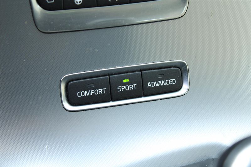 Volvo XC60 2.4 D4 140kW SUMMUM - fotka 20 z 27