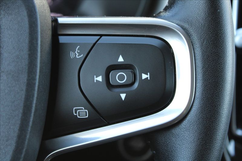 Volvo XC40 2,0 T4  1MAJ,4x4,MOMENTUM PRO - fotka 22 z 43