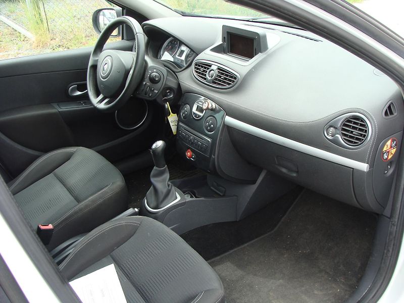 Renault Clio 1.2i, 74 kW, klimatizace - fotka 19 z 22