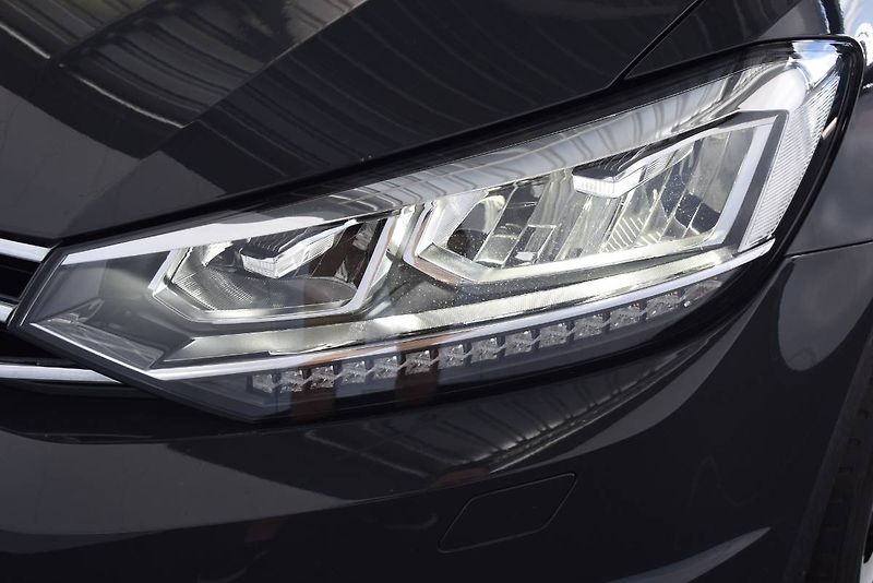 Volkswagen Touran (2023) 1.5TSI 110kW,LED,Manuál - fotka 21 z 22
