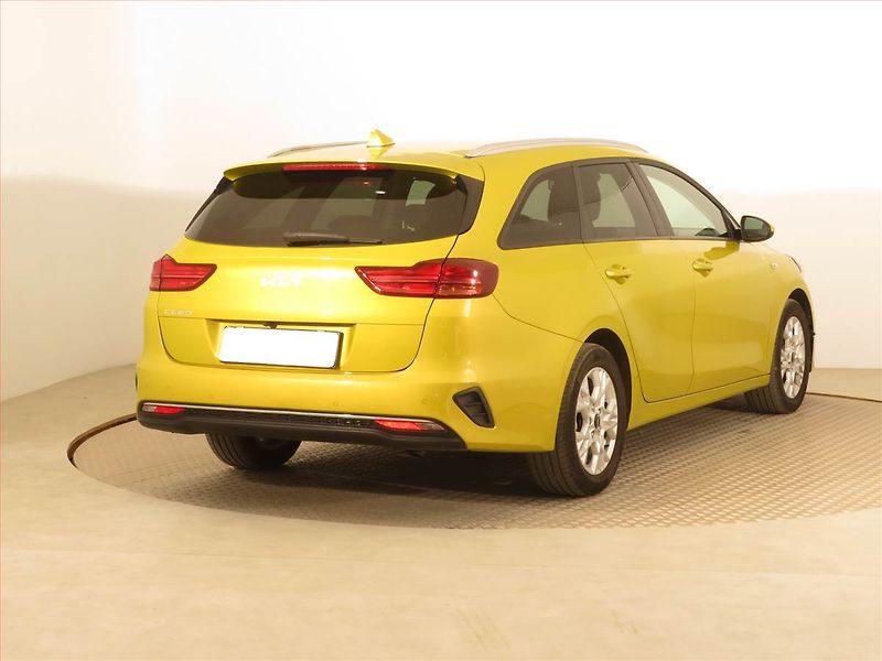 Kia Ceed (2022) Silver 1.5 T-GDI MHEV - fotka 5 z 16
