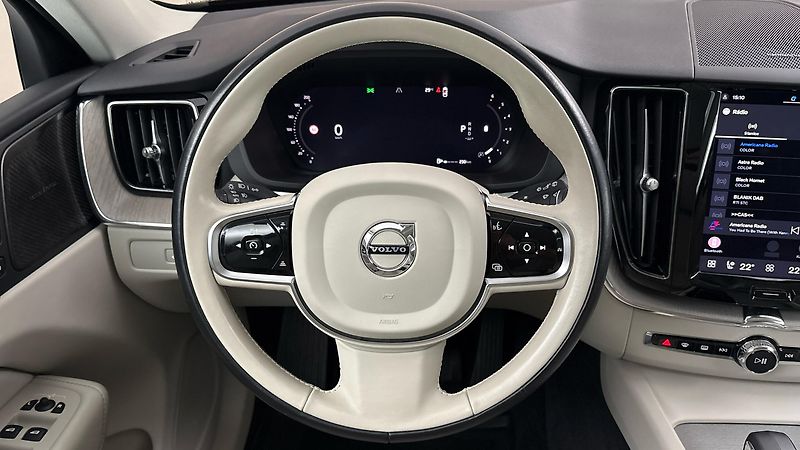 Volvo XC60 2.0 B4 AUT AWD Plus Dark - fotka 9 z 28
