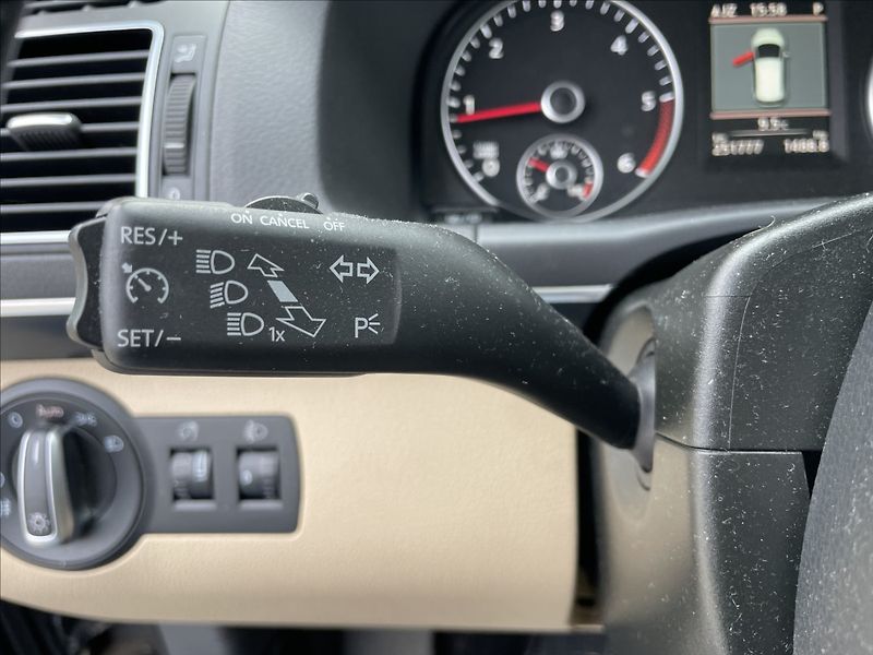 Volkswagen Touran 2,0 TDi 103kw DSG Highline Pan - fotka 15 z 25