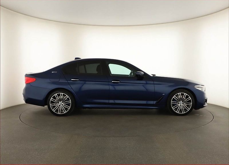 BMW Řada 5 (2018) 530e iPerformance - fotka 6 z 20