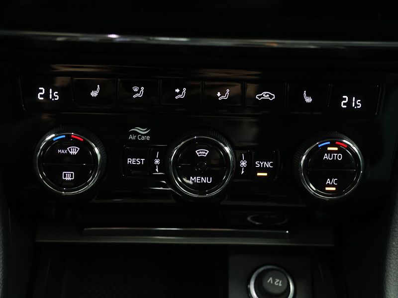 Škoda Superb 2,0 TDI DSG 4x4 CZ Style DPH - fotka 28 z 37