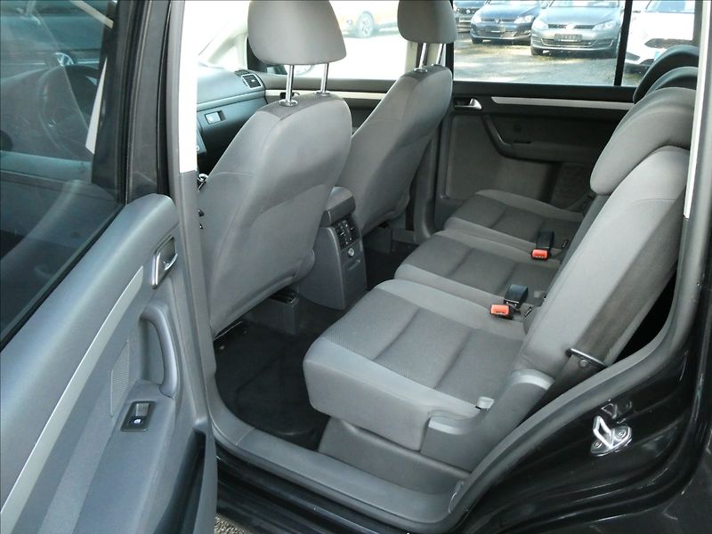 Volkswagen Touran 1,6 TDi 77kW 7.MÍST,navigace - fotka 17 z 43