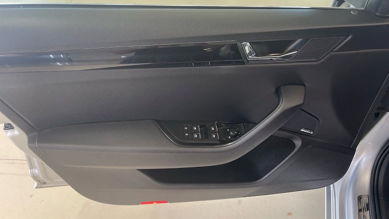 Škoda Superb (2019) kombi Laurin&Klement 2.0TDI  2 - fotka 11 z 34