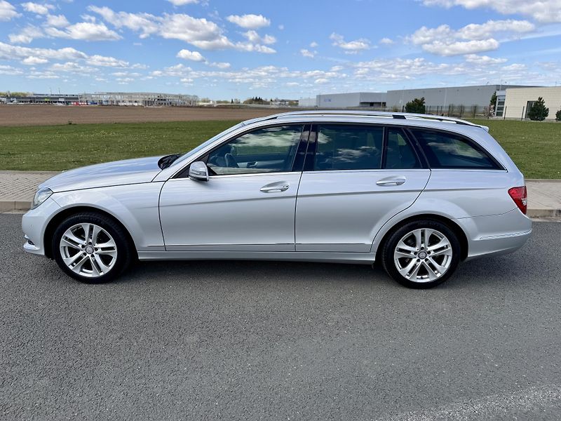Mercedes-Benz Třídy C 180 CGI 7G AUTOMAT 2X KOLA - fotka 2 z 40