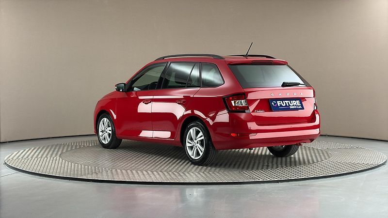 Škoda Fabia 1.0 TSI Ambition Combi Tour - fotka 2 z 24