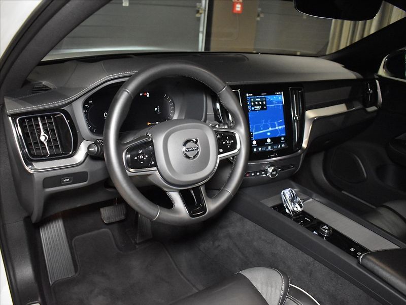 Volvo S60 2,0 B5 AWD Ultra Pano,Headup - fotka 11 z 25