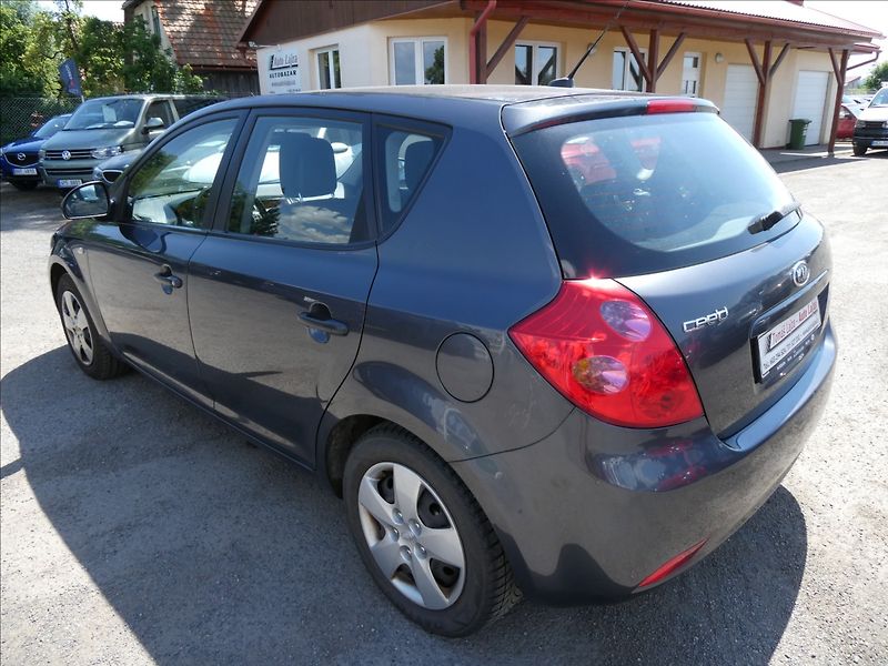 Kia Ceed 1,4 i 80kW klima, 1.majitel - fotka 6 z 32