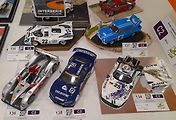 Box se závodními vozy Audi R10 TDI, Nissan Calsonic, Porsche 911 GT1, Porsche 917K a Renault R8 Gordini.
