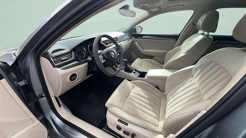Škoda Superb Liftback 2.0 TDI DSG 140kW 6AT - fotka 22 z 36