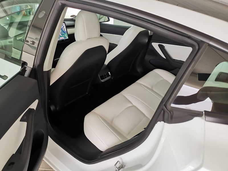Tesla Model 3 (2021) 377KW Performance 39tkm DPH  - fotka 15 z 28
