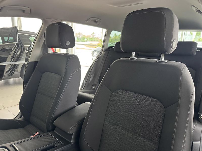 Volkswagen Passat Variant 1,5TSI 110kW DSG*Navi*Kamera - fotka 13 z 35