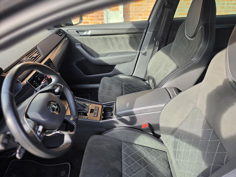 Škoda Superb (2023) Sportline 2,0 TDI 110kW AUT - fotka 15 z 23
