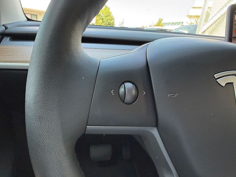 Tesla Model Y Standrart Range LFP Tažné - fotka 33 z 43