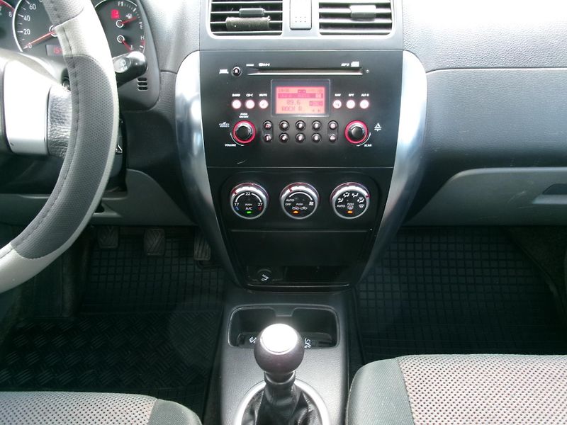 Suzuki SX4 (2007) 1,6i KLIMA VÝHŘEV - fotka 23 z 26