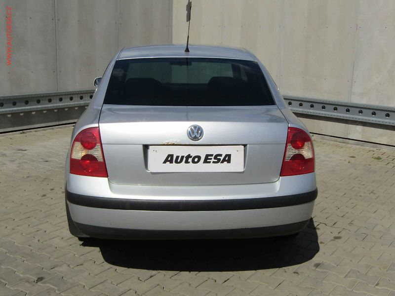 Volkswagen Passat (2002) 1.6 i, AC, výhřev sed - fotka 5 z 14