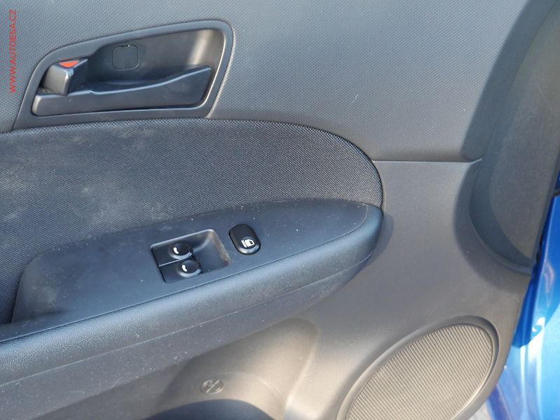 Hyundai i30 (2008) 1.6i, ČR, AC, tažné - fotka 14 z 16