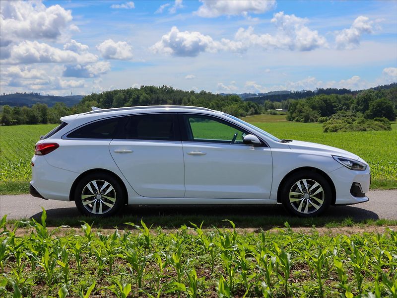Hyundai i30 1.6 CRDi Automat CZ Style LED - fotka 8 z 37