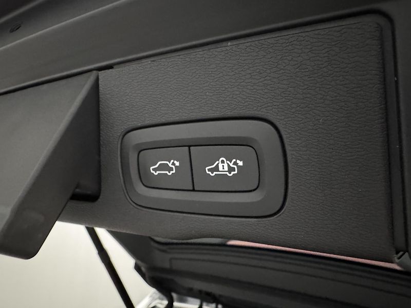 Volvo XC60 T8 AWD RECHARGE R-DESIGN AUT - fotka 25 z 51