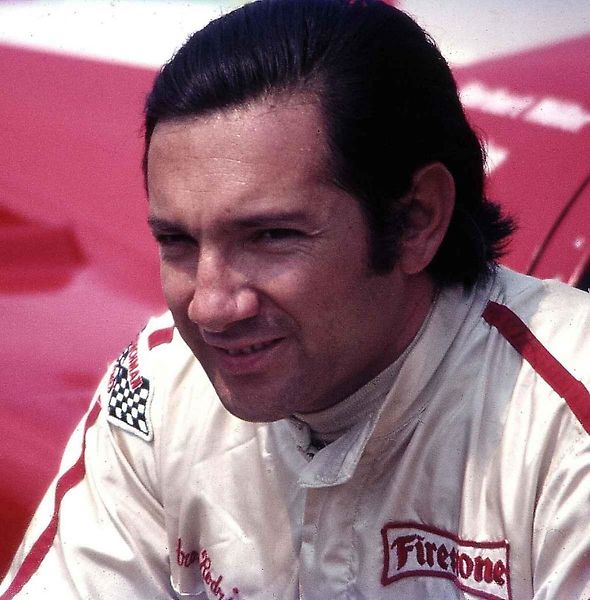 Pedro Rodríguez s BRM na trati před Jacky Ickxem na Ferrari.