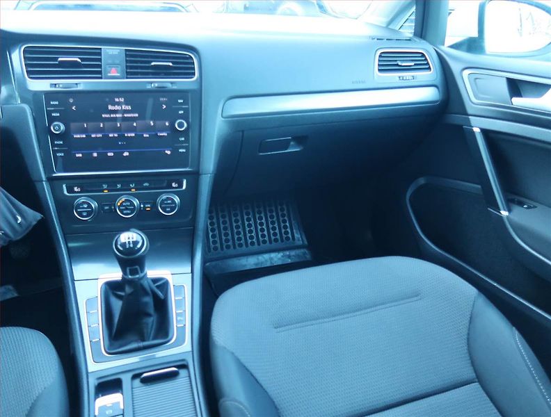Volkswagen Golf (2017) 1.6 TDI, Navi, Tempomat - fotka 8 z 17