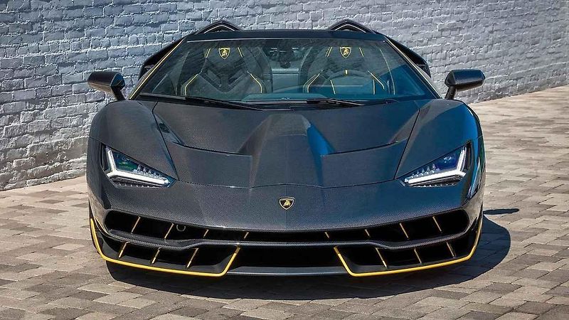 Rozbalování vzácného supersportu Lamborghini Centenario Roadster.