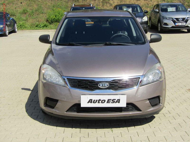 Kia Ceed (2010) 1.4CVVT, ČR, AC, park.čidla - fotka 2 z 15