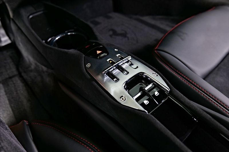Ferrari 296 GTB ADAS / LIFT / CZ - fotka 19 z 21