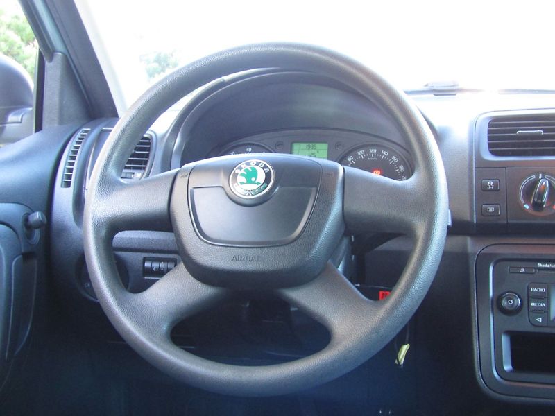 Škoda Fabia (2012) 1.2 12v 44kW ZIMNÍ PNEU - fotka 16 z 34