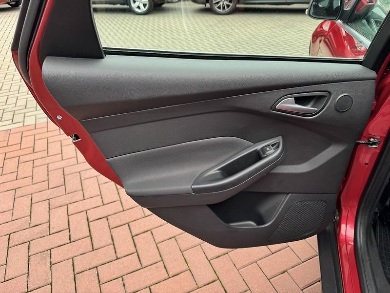 Ford Focus (2011) 1.6 Ti-VCT Digi Klima Tempomat - fotka 24 z 48