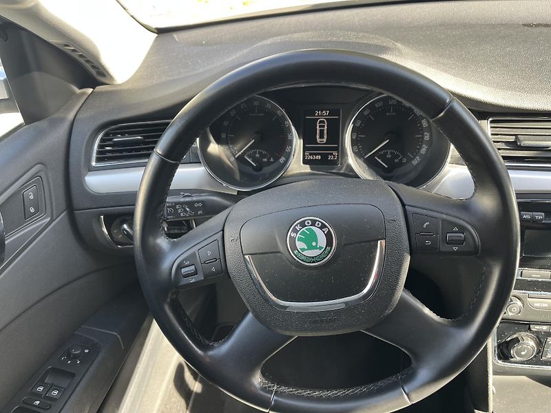 Škoda Superb (2012) 2,0 TDi 103 Kw AMBIENTE - fotka 11 z 16