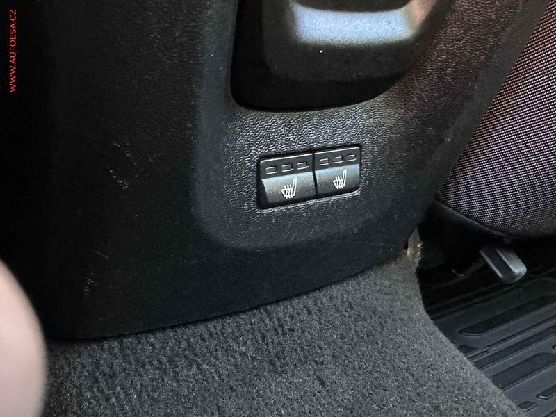 Volvo V40 (2016) 2.0 D3, 2.maj, AT, výhřev - fotka 17 z 21