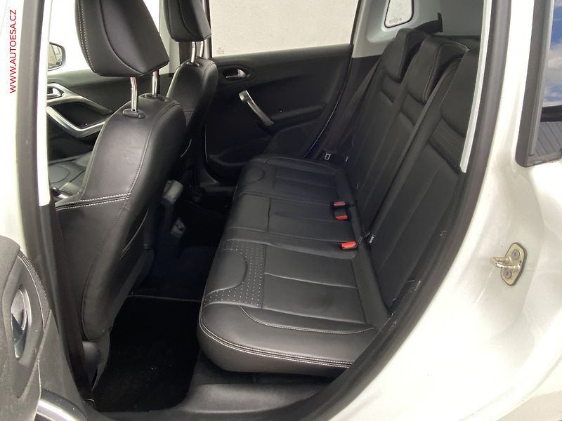 Peugeot 2008 (2013) 1.6i, Allure, navi, kůže - fotka 10 z 17