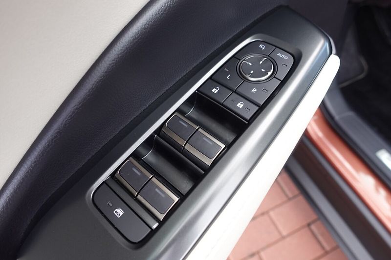 Lexus LBX 1,5 HEV Elegant Tech - fotka 11 z 35
