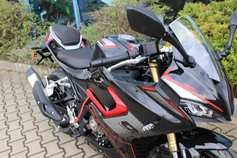 QJ Motor SRK 125 R (2025) NOVINKA 2025 SKLADEM - fotka 3 z 8